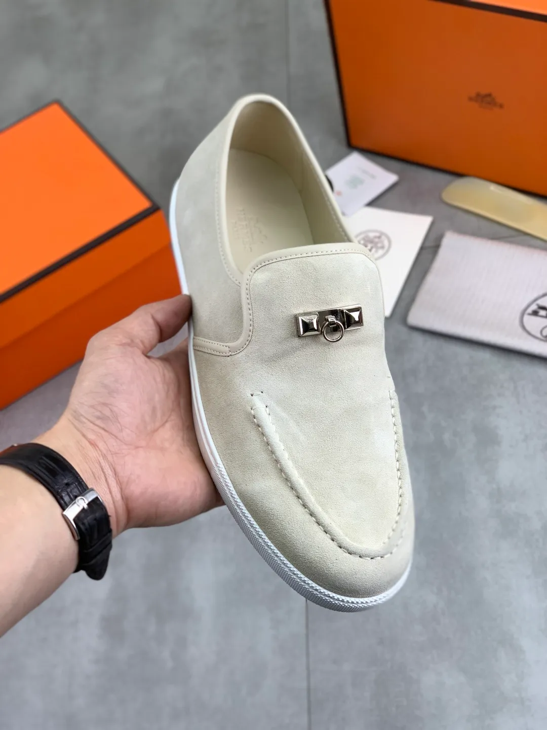 Factory price P600 New style Top version Original order Hermes Men's Drift Sneaker Spring new casual sports shoes Original purchase, development, production H family men's classic series, technical breathable fabrics with cowhide Casual sports shoes Casual sports dad shoes combine high-tech breathable materials and cowhide, H family exclusive button decoration on the side The outsole is full of H italic design and bright colors to show vitality and continue the brand design inspiration. Stroll around the city lightly and feel free and comfortable. Delivered in exquisite packaging🛍📦 ▪️Fabric: original customized breathable material + first layer of frosted cowhide ▪️Inner: cowhide feet ▪️Outsole: molded and evacuated PU+TPU material ▪️Size: 35-45 Multiple colors available Premium packaging